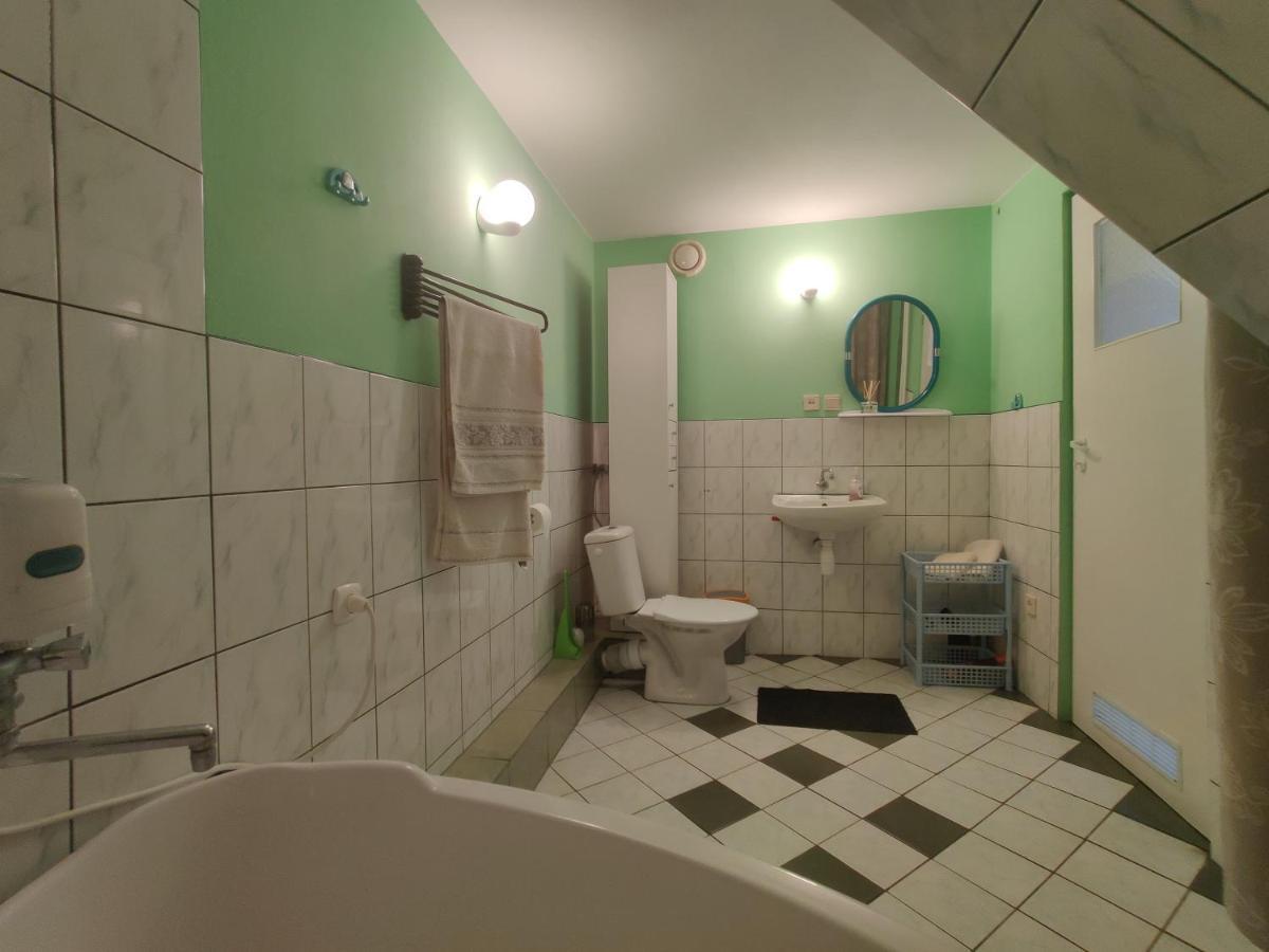 Przy Winogronie Hotel Uherce Mineralne ภายนอก รูปภาพ