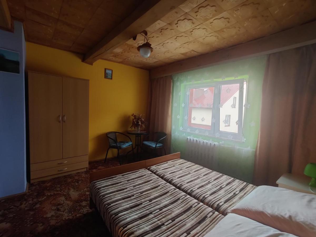 Przy Winogronie Hotel Uherce Mineralne ภายนอก รูปภาพ