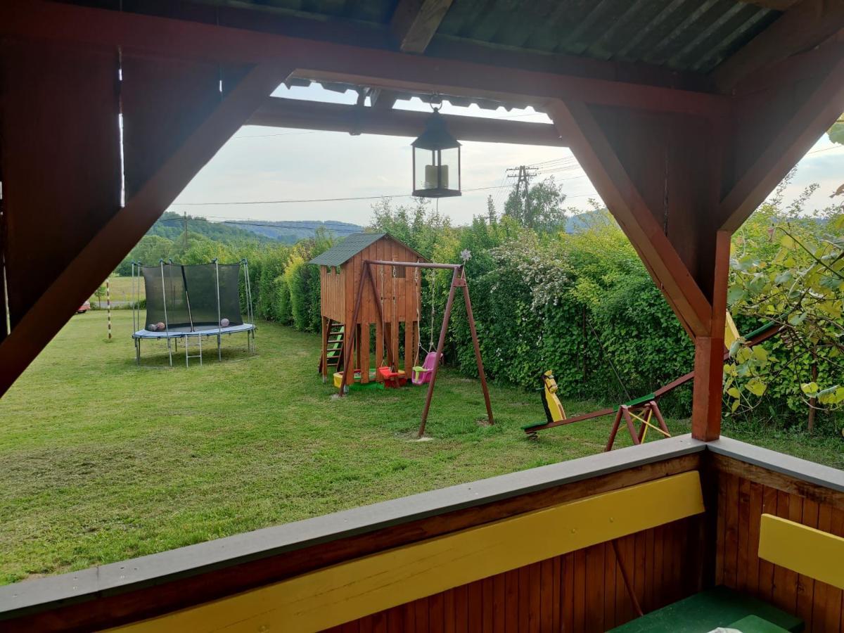 Przy Winogronie Hotel Uherce Mineralne ภายนอก รูปภาพ